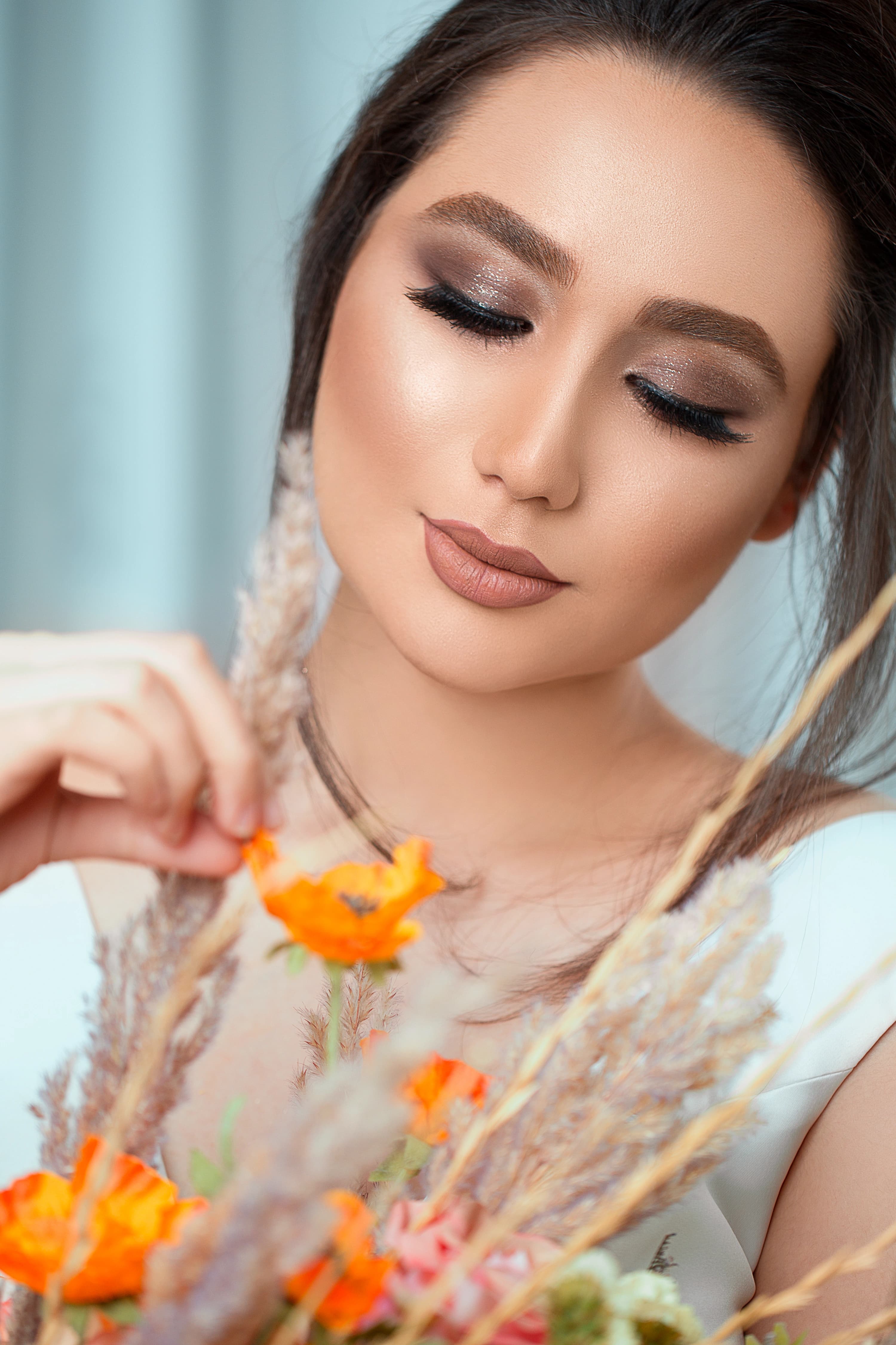 Beauty specialist providing home services